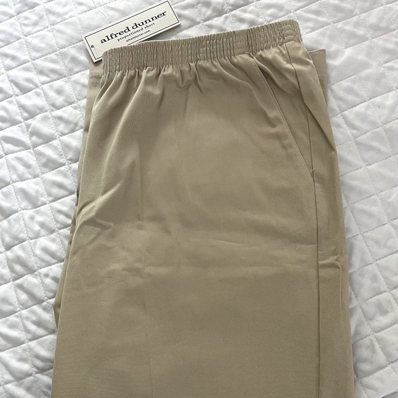 Woman's Alfred dunner proportioned short slacks / Size 16 NWT - Picture 1 of 3